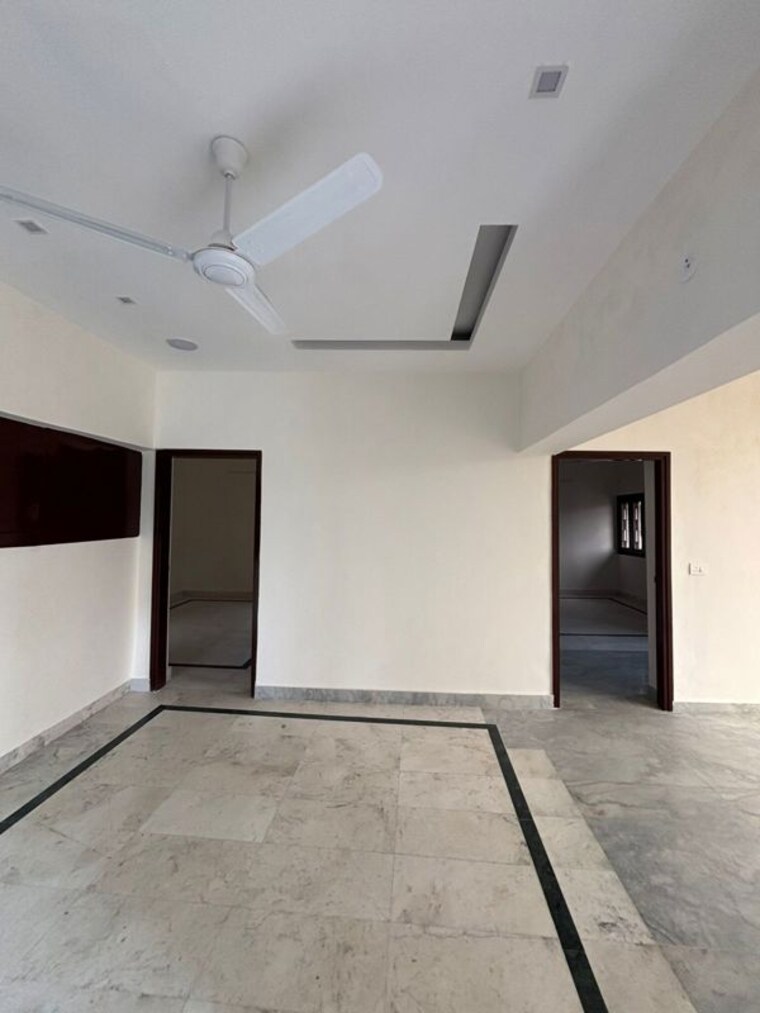 Room, greater kailash part 3 3 Bedroom 200 Sq.Yd. Builder Floor In Greater Kailash Part 3 Delhi 9972058