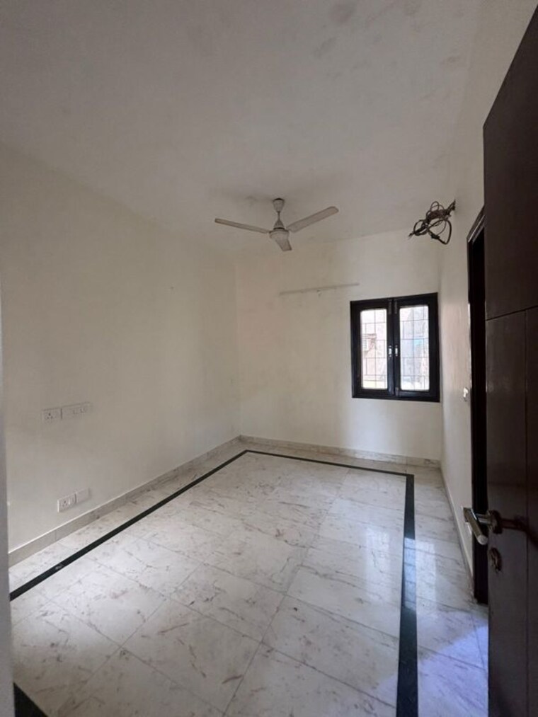 Room, greater kailash part 3 3 Bedroom 200 Sq.Yd. Builder Floor In Greater Kailash Part 3 Delhi 9972058