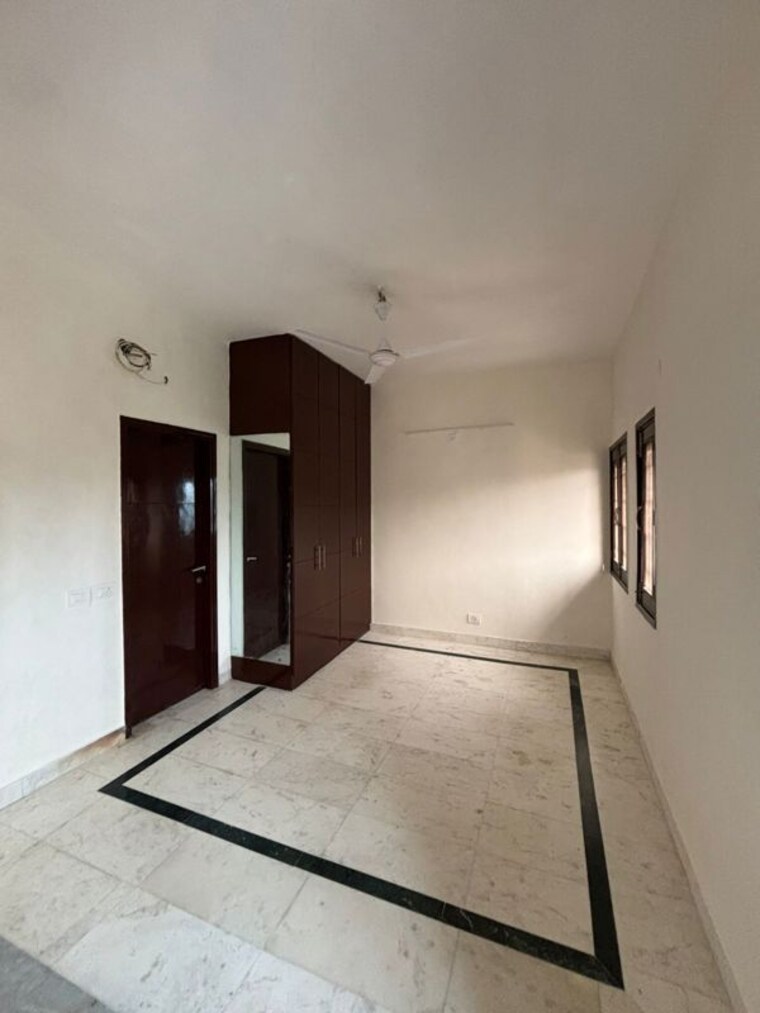 Room, greater kailash part 3 3 Bedroom 200 Sq.Yd. Builder Floor In Greater Kailash Part 3 Delhi 9972058