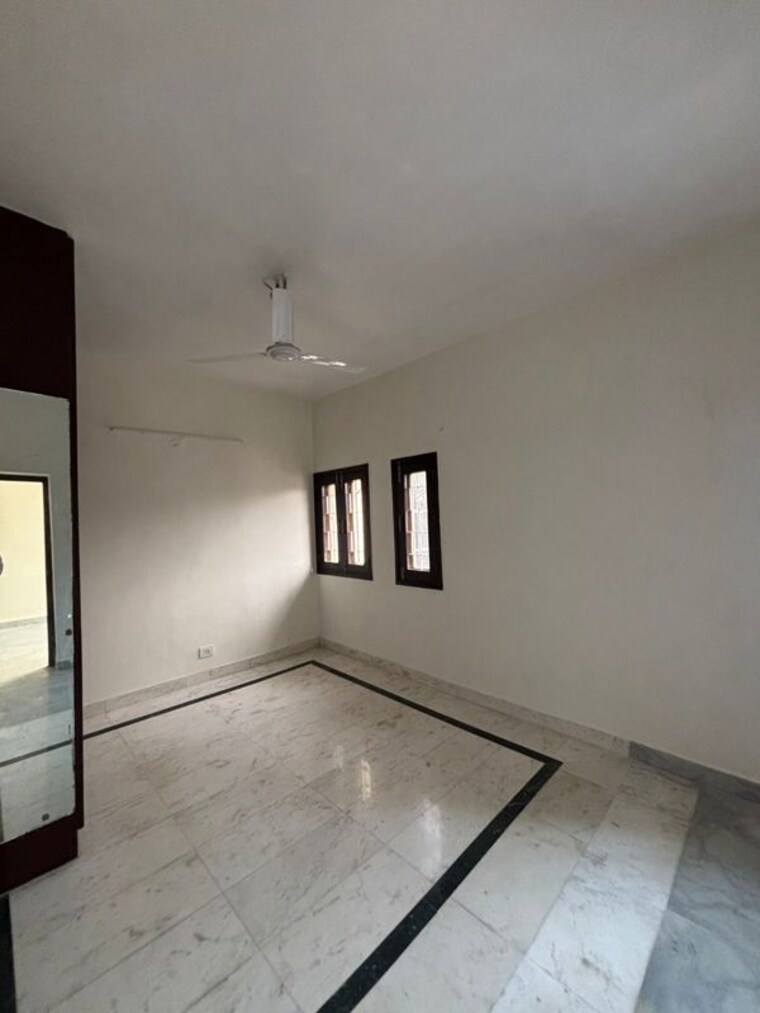 Room, greater kailash part 3 3 Bedroom 200 Sq.Yd. Builder Floor In Greater Kailash Part 3 Delhi 9972058