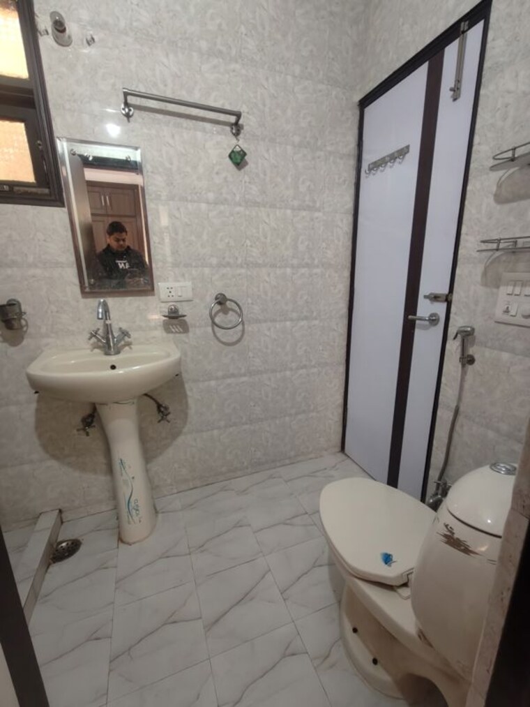 Bathroom, shivalik colony 2 Bedroom 200 Sq.Yd. Builder Floor In Shivalik Colony Delhi 9972059