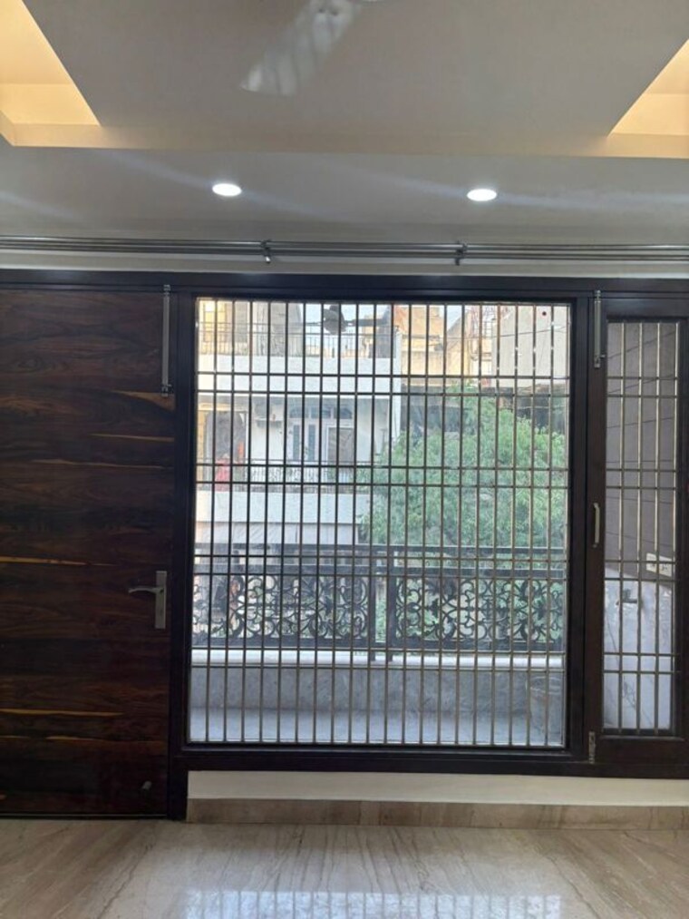 Room, safdarjung enclave 4 Bedroom 257 Sq.Yd. Builder Floor In Safdarjung Enclave Delhi 9972080