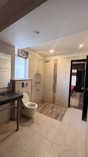 Master Bedroom in 4 BHK Apartment at Parsvnath Planet, Gomti Nagar – for Rent