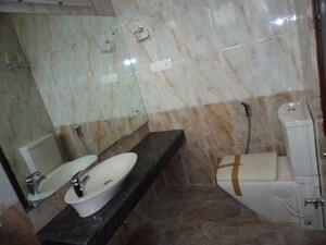Bathroom in 4 BHK Builder Floor at Tulip Mall, Sector 46 – for Rent