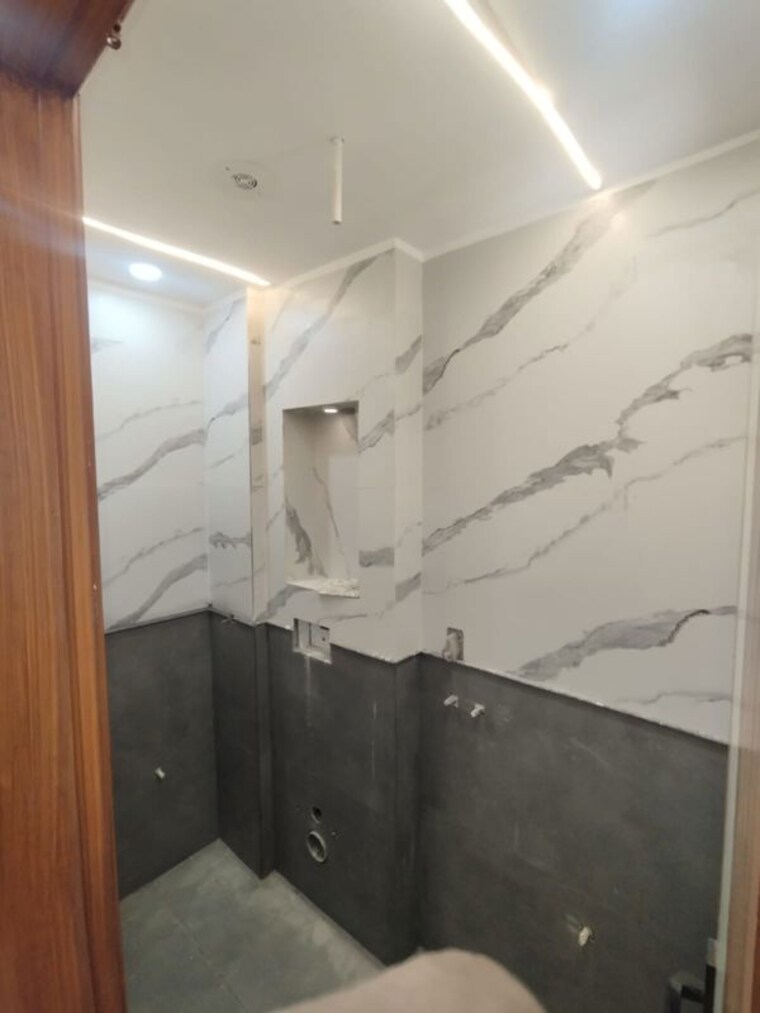 Bathroom, uttam nagar 2.5 Bedroom 60 Sq.Yd. Builder Floor In Uttam Nagar Delhi 9972094