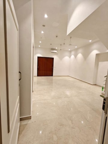 Room in 4 BHK Apartment at Rustomjee Crown, Prabhadevi – for Rent