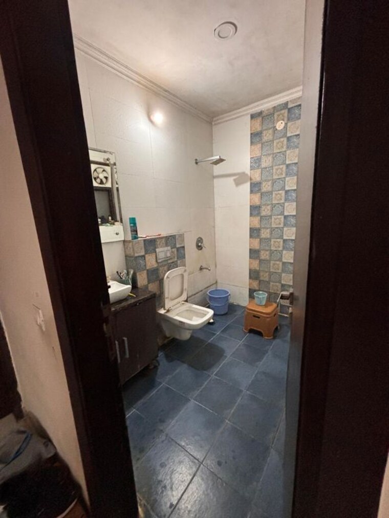 Bathroom, sector 40 3 Bedroom 1900 Sq.Ft. Builder Floor In Sector 40 Gurgaon 9972119
