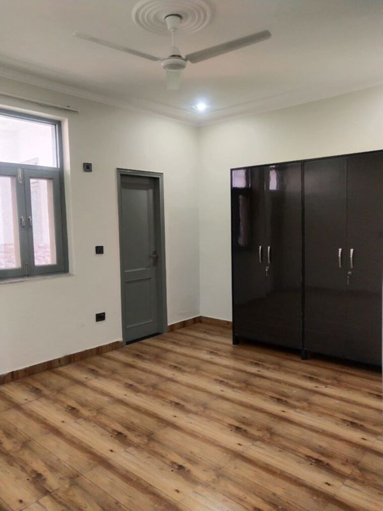 Room, sector 12 4 Bedroom 1550 Sq.Ft. Independent House In Sector 12 Noida 9972197