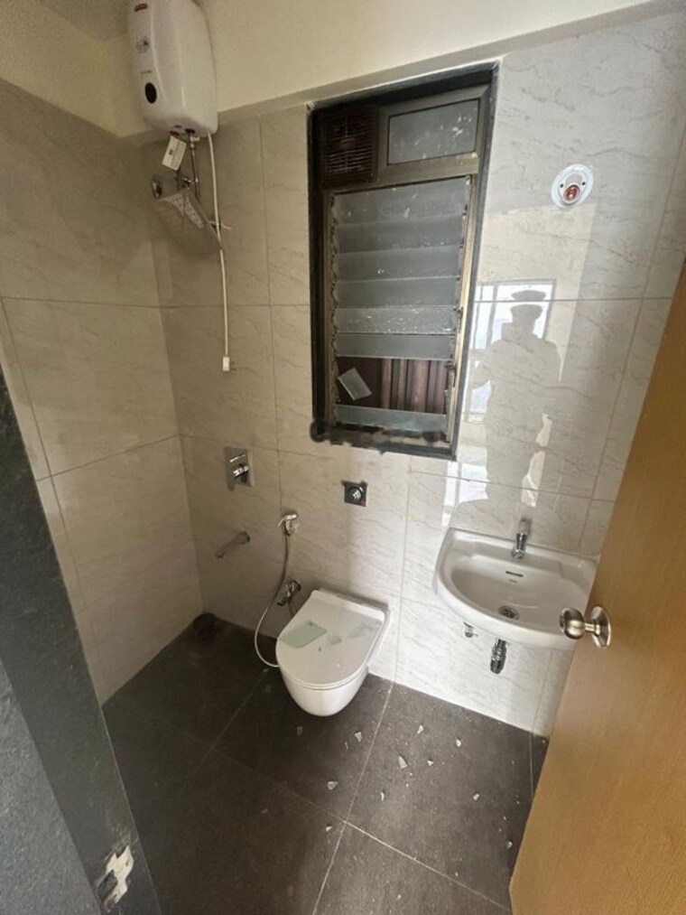 Bathroom, chandak-34-park-estate 2 Bedroom 820 Sq.Ft. Apartment In Goregaon West Mumbai 9972257
