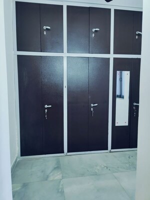 Building Lobby in 3 BHK Builder Floor at RWA Apartments Sector 51, Sector 51 – for Rent