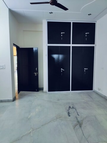 Room in 3 BHK Builder Floor at RWA Apartments Sector 51, Sector 51 – for Rent