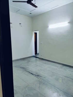 Room in 3 BHK Builder Floor at RWA Apartments Sector 51, Sector 51 – for Rent
