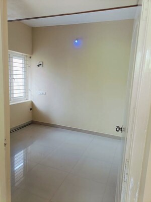 Room in 2 BHK Builder Floor at Selaiyur – for Sale