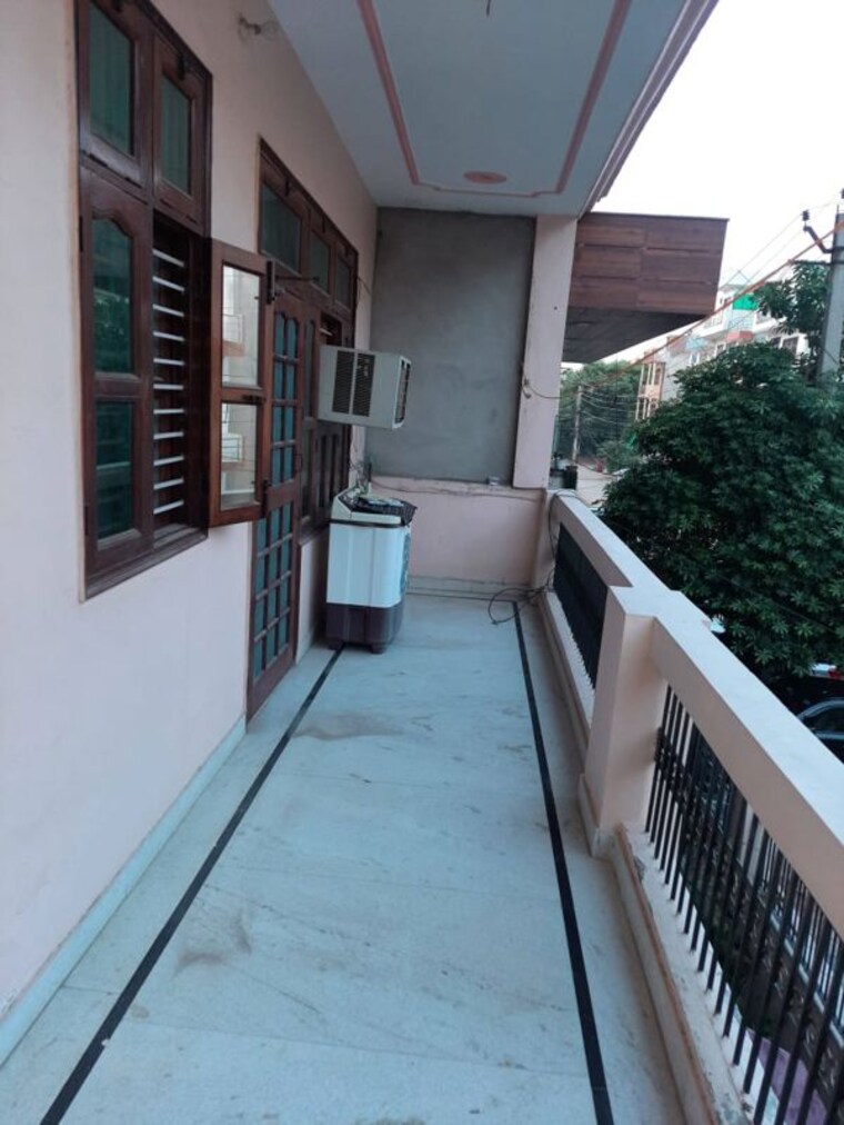 Balcony, sector 38 3 Bedroom 200 Sq.Yd. Builder Floor In Sector 38 Gurgaon 9972537