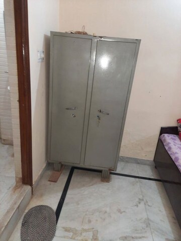 Building Lobby in 3 BHK Builder Floor at Sector 38 – for Rent