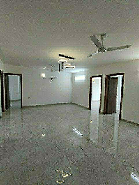 3.5 BHK + Servant Room Apartment For Rent in VVIP Mangal