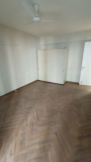 Room in 3 BHK Apartment at Signature Global City 63A, Sector 63a – for Rent