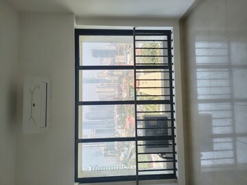 Room in 3 BHK Apartment at Sterling Seaface, Worli – for Rent