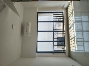 Room in 3 BHK Apartment at Sterling Seaface, Worli – for Rent