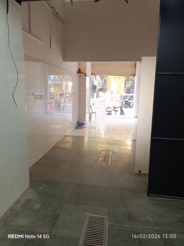 Room, naupada Commercial Shop 350 Sq.Ft. In Naupada Thane 9972958