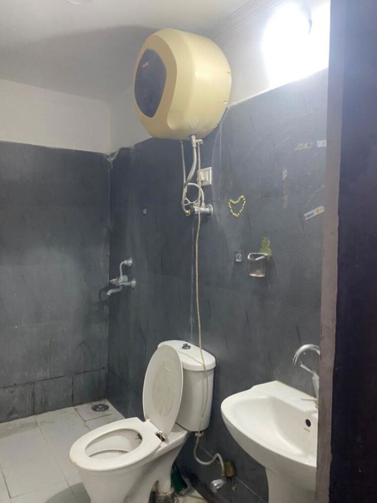 Bathroom, maya-garden-avenue 1 Bedroom 700 Sq.Ft. Apartment In Patiala Road Zirakpur 9972962