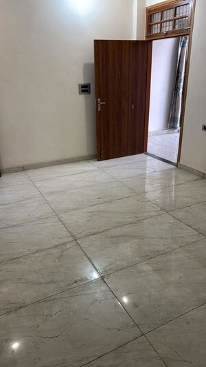 Room in 3 BHK Independent House at Dayal Friends Colony, Amar Shaheed Path – for Rent