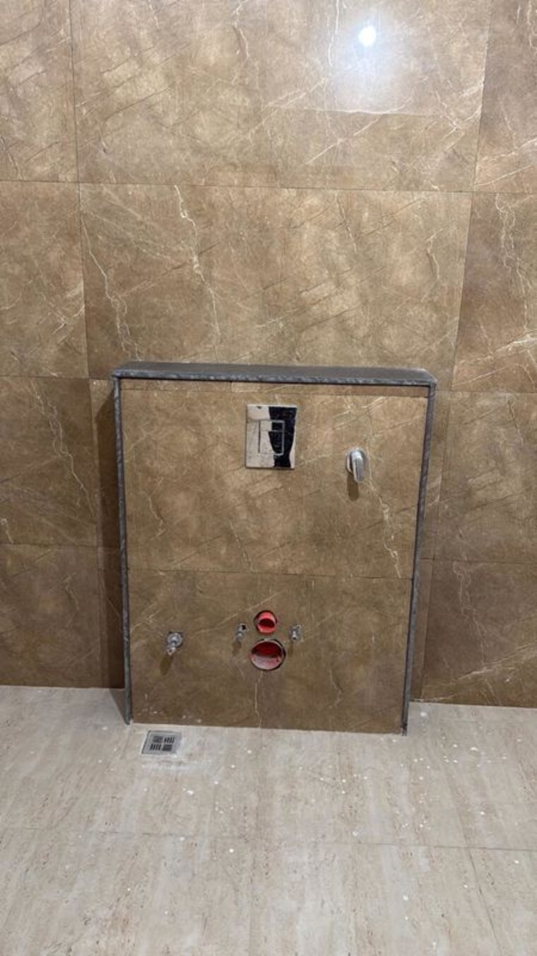 Bathroom, dayal-friends-colony 3 Bedroom 1400 Sq.Ft. Independent House In Amar Shaheed Path Lucknow 9972998