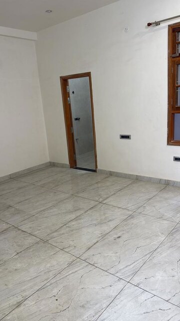 Room in 3 BHK Independent House at Dayal Friends Colony, Amar Shaheed Path – for Rent
