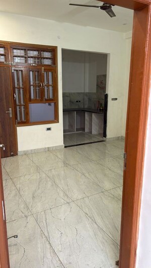 Room in 3 BHK Independent House at Dayal Friends Colony, Amar Shaheed Path – for Rent