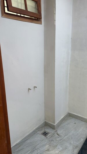 Room in 3 BHK Independent House at Dayal Friends Colony, Amar Shaheed Path – for Rent