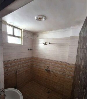 Room in 3 BHK Apartment at Gomti Nagar – for Rent