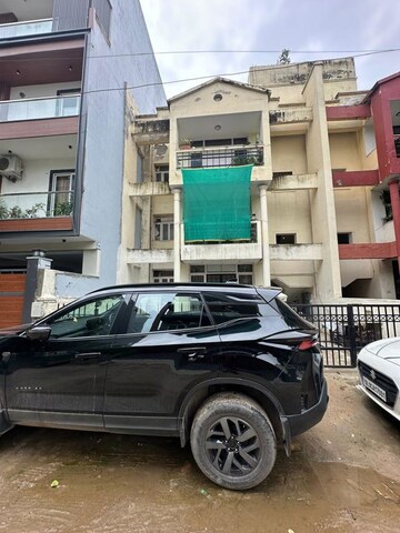 Parking in 2 BHK Builder Floor at Sushant Lok 2, Sector 57 – for Rent
