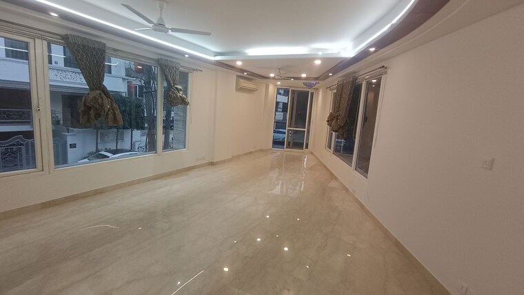 Room, greater kailash i 3 Bedroom 261 Sq.Yd. Builder Floor In Greater Kailash I Delhi 9973028