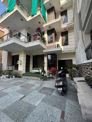 Parking in 4 BHK Villa at Vastu Apartments, Sector 55 – for Rent