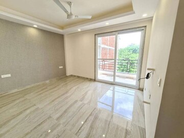 Room in 3 BHK Apartment at Smart World Orchard, Sector 61 – for Rent