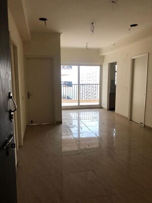 Room in 2 BHK Apartment at Gaur Yamuna City, Gaur Yamuna City – for Sale