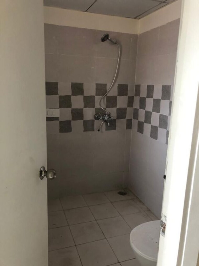 Bathroom, gaur-yamuna-city 2 Bedroom 1040 Sq.Ft. Apartment In Gaur Yamuna City Greater Noida 9973161