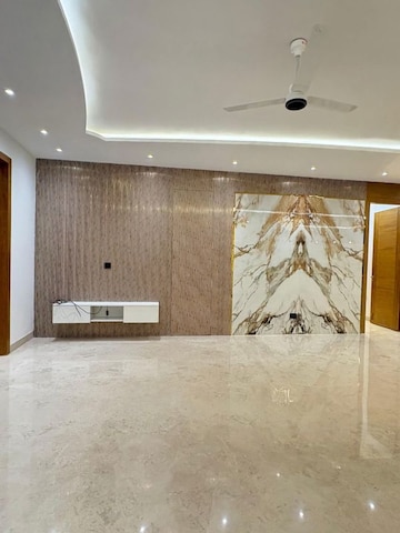 Room in 4 BHK Apartment at ASF Center, Udyog Vihar Phase 4 – for Rent