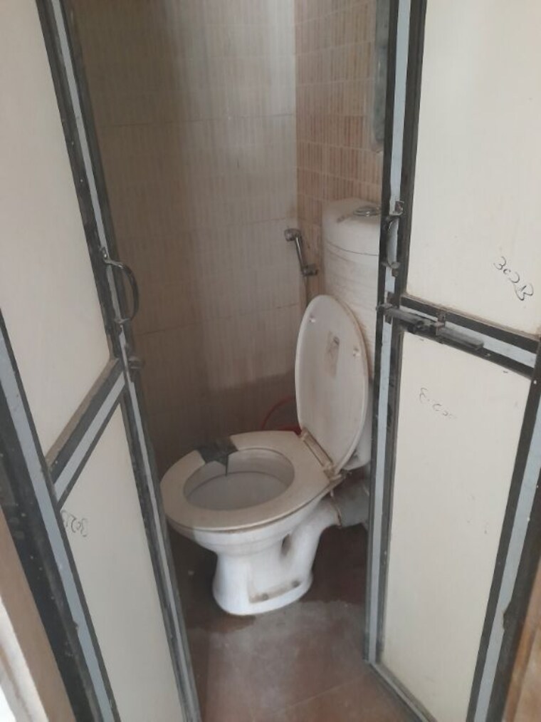 Bathroom, kurla west 1 Bedroom 320 Sq.Ft. Apartment In Kurla West Mumbai 9973335