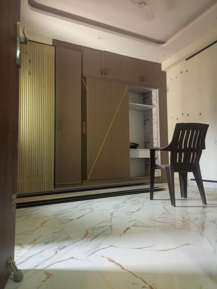 Room, sector 73 2 Bedroom 950 Sq.Ft. Builder Floor In Sector 73 Noida 9973376