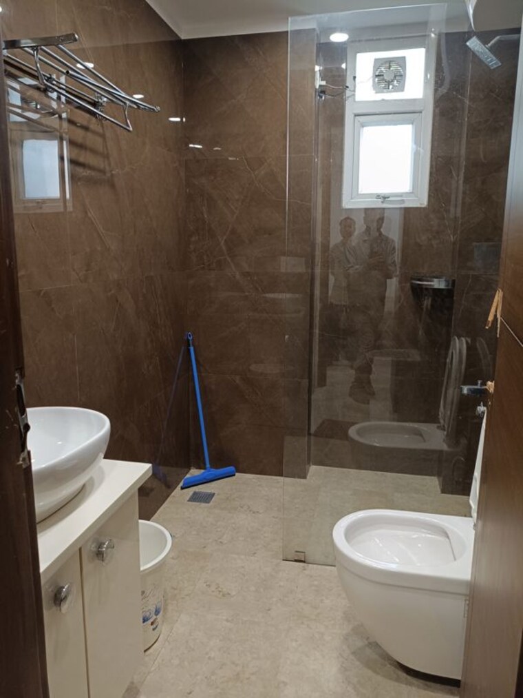 Bathroom, sukhdev vihar 6 Bedroom 500 Sq.Yd. Independent House In Sukhdev Vihar Delhi 9973378