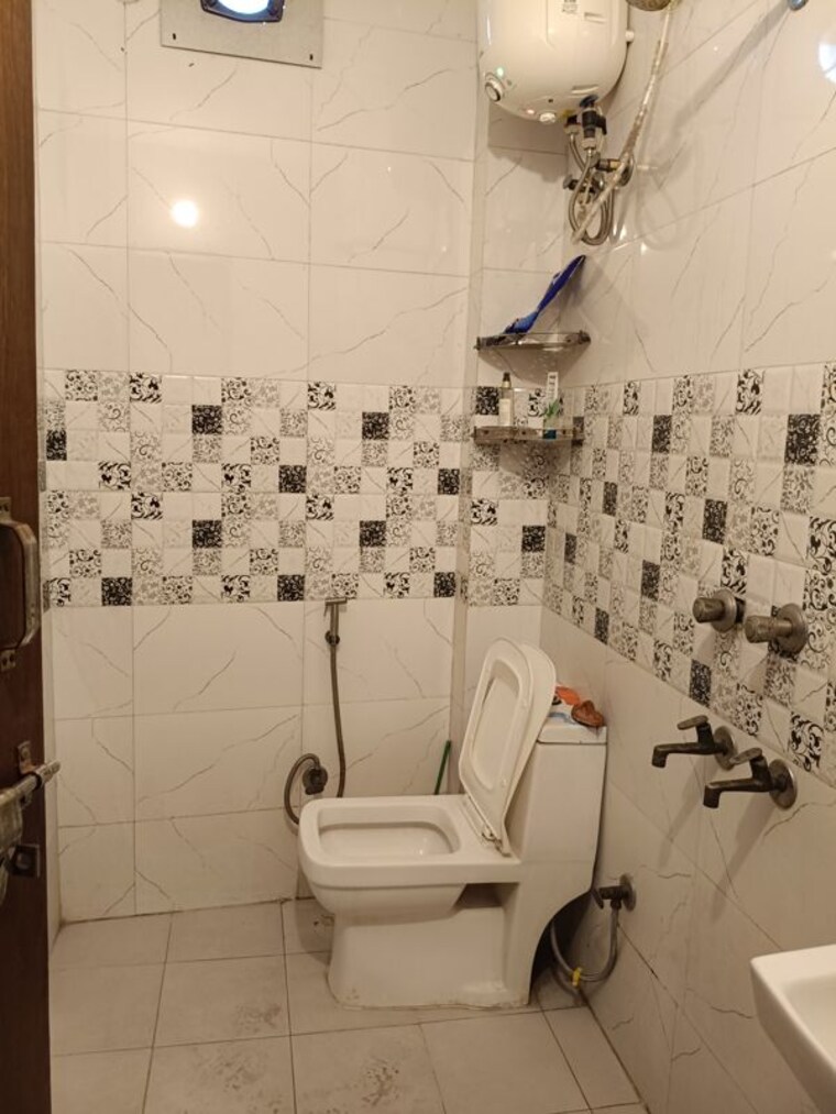Bathroom, new friends colony 6 Bedroom 500 Sq.Yd. Independent House In New Friends Colony Delhi 9973538