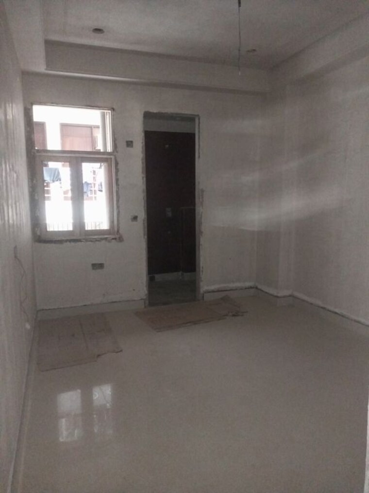 Room, sector 73 1 Bedroom 500 Sq.Ft. Builder Floor In Sector 73 Noida 9973606