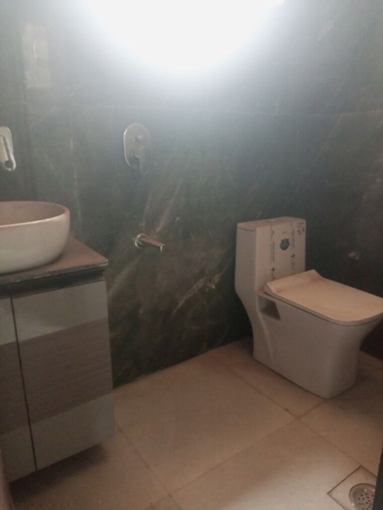 Bathroom, sector 73 1 Bedroom 500 Sq.Ft. Builder Floor In Sector 73 Noida 9973606