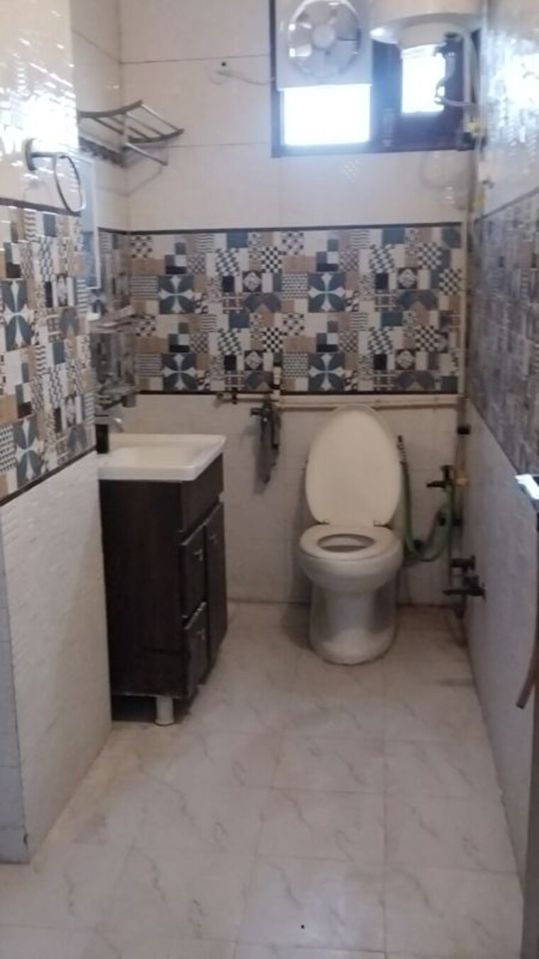 Bathroom, niti khand ii 3 Bedroom 1350 Sq.Ft. Builder Floor In Niti Khand ii Ghaziabad 9973871