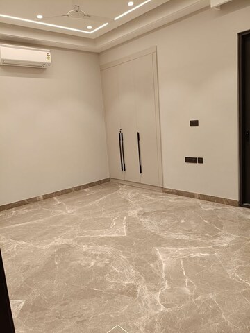 Room in 6 BHK Independent House at Maharani Bagh – for Sale