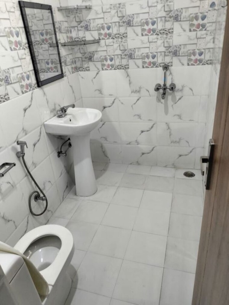Bathroom, gupta-awas 3 Bedroom 2000 Sq.Ft. Builder Floor In Sector 43 Gurgaon 9974393