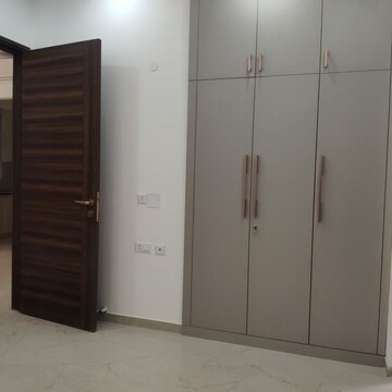 Building Lobby in 3 BHK Apartment at Smart World Orchard, Sector 61 – for Rent