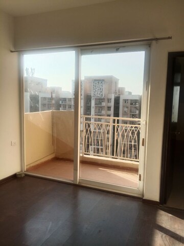 Room in 3 BHK Apartment at Mahagun Mywoods III, Sector 16c Greater Noida – for Rent