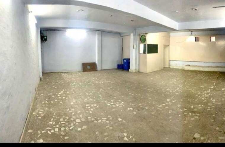 Room, hazratganj Commercial Office Space 2000 Sq.Ft. In Hazratganj Lucknow 9974938